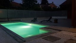 piscina a forma libera con pvc color grigio chiaro con illuminazione rgb